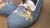 両履きシューズ（刺しゅう入り）1万9800円　予約：0879-43-3686（樫原工業）