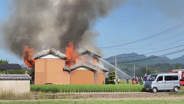 延焼中の住宅（香川・三木町）