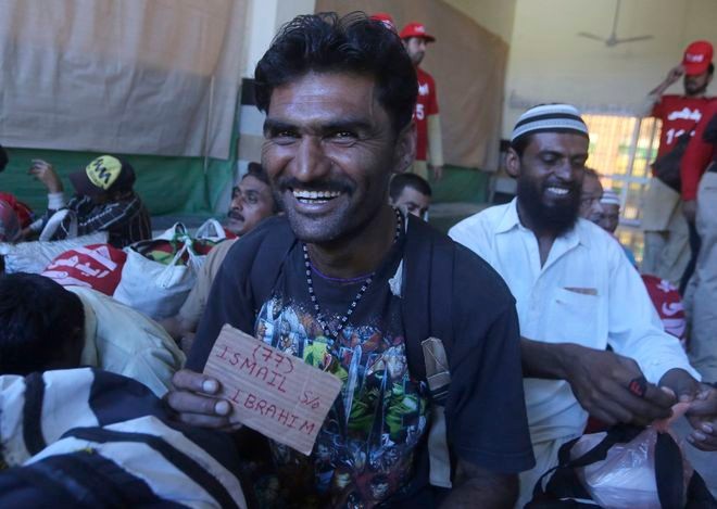 Pakistan hands over 100 Indian fishermen in goodwill gesture | The ...