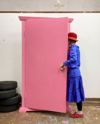 扉をくぐってみるとりもちうずらさん。今はワープするのは難しいかもしれませんが…？ ※とりもちうずらさん提供