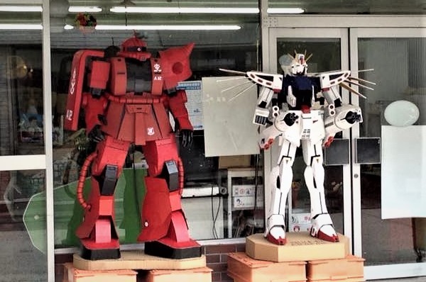 これが段ボール？！見せてもらおうか…ガンダムとシャアザクが出迎えて