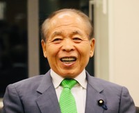 日本維新の会を離党した鈴木宗男参院議員＝国会内