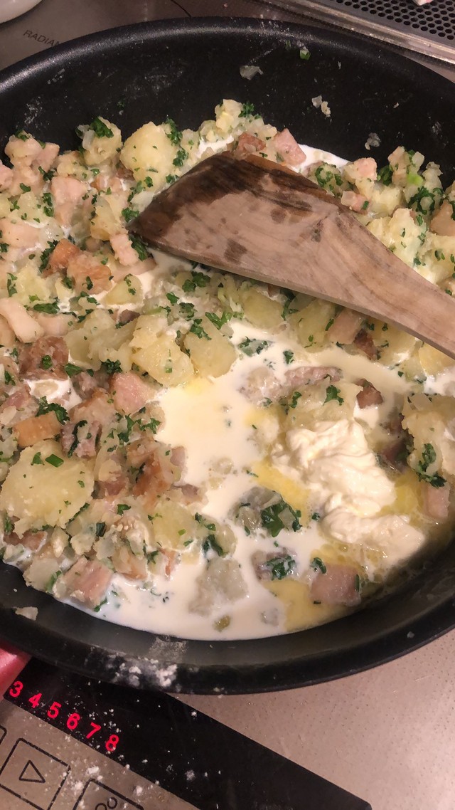 ミルクとあまってた生クリ入れますわ（提供：お菓子作り お嬢様さん）