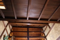 松野家の天井。通常のセットのように上部を解放して照明を吊るすことはせず、昔の長屋そのままに天井を作ってある
