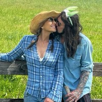 　エリザベス・ハーレイ（左）とビリー・レイ・サイラス