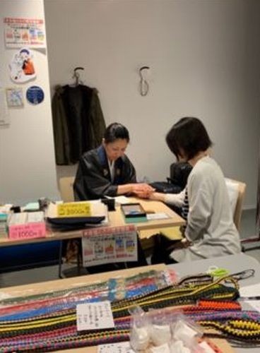 「幸せシェアの会　チャリティーイベント（2019）」より。奥が僧侶で心理カウンセラーの塩田妙玄さん。知枝さんのめいが動物に関する本を読んで感動したことから、出会いにつながり、イベントを催したという（知枝さん提供）