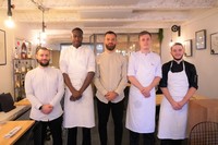 「BŪBO」のグトゥリさんとスタッフたち