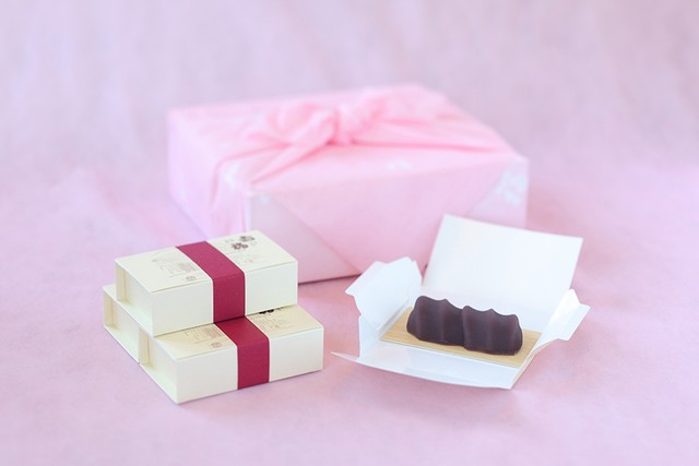 小さな紙箱のパッケージにお入れした2個入の「銘々箱」400円。贈り物、お配り物に（提供：赤福）