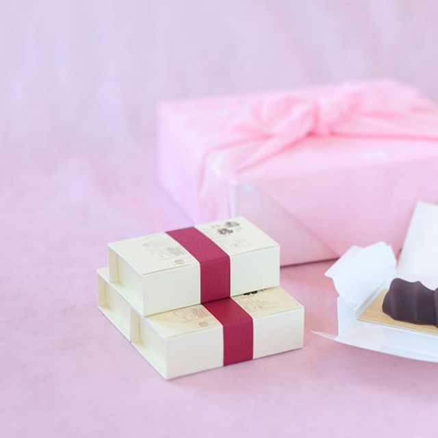 小さな紙箱のパッケージにお入れした2個入の「銘々箱」400円。贈り物、お配り物に（提供：赤福）