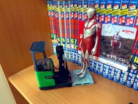 ぞうむしプロさんのフィギュア。フォークリフトとそれに乗るシン・ウルトラマン ※ぞうむしプロさん提供