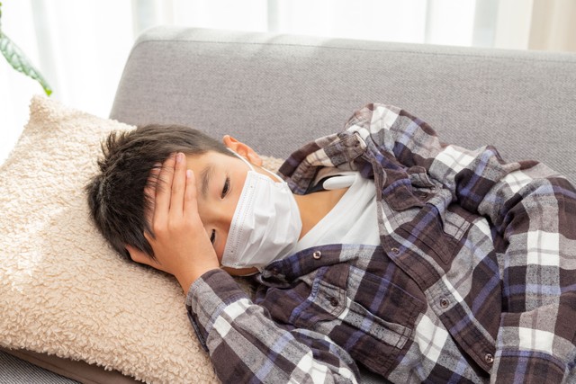「熱がある」と訴えた次男くんをイメージした写真　※この画像はイメージです（years/stock.adobe.com）