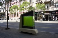 セルビアで開発された液体街路樹「Liquid3」。微細藻類の力で空気をきれいにする=2024年4月29日、ベオグラード、荒ちひろ撮影