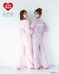 「ケアベアふわもこカーデセットアップ」を着用したなえなの（左）と井上咲楽