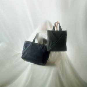 【素材感でバッグを選ぶ。】NylonVALEXTRA／SMYTHSON