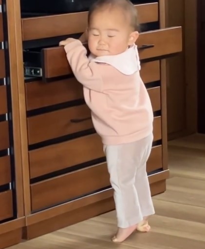 怒られて目を瞑る末っ子ちゃん♡（提供：＠miyasaya2024さん）