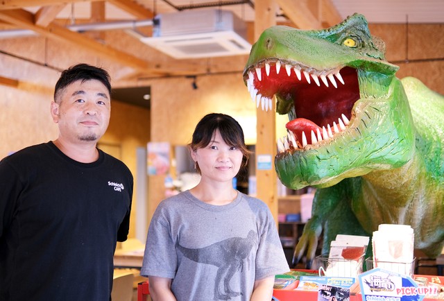 巨大恐竜がお出迎え　世界初のシュライヒ社公認カフェが香川に