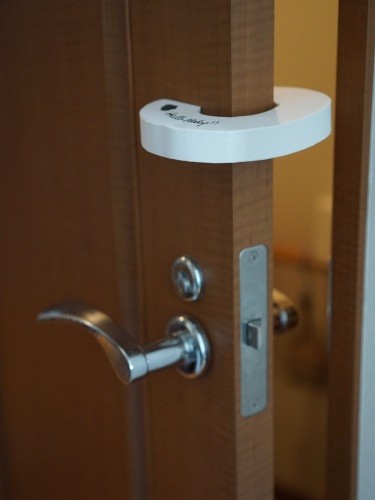 イヌオのため、化粧室のドアが閉まらぬようにドアストッパーをつけています。浴室のドアも同様に（賃貸で小窓が開けられないため工夫してみました）