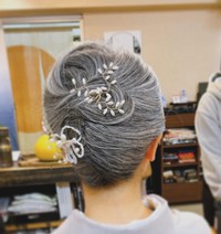 近藤サトさんの髪飾り　近藤サトさん（@satokondoh）のXより