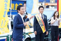 国民民主党の玉木雄一郎代表（左）と街頭演説する須藤元気元参院議員