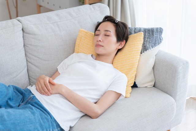 過半数が「寝室以外」の場所で寝た経験がある　※画像はイメージです（polkadot/stock.adobe.com）