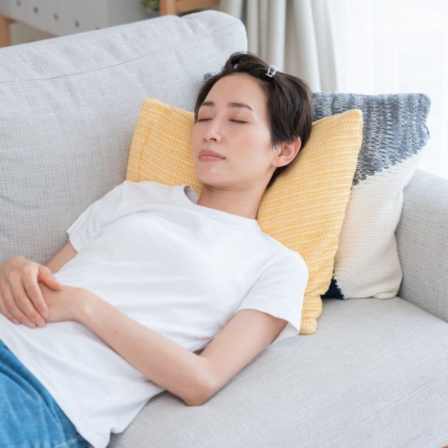 過半数が「寝室以外」の場所で寝た経験がある　※画像はイメージです（polkadot/stock.adobe.com）