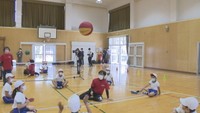 シッティングバレーの体験（6日　香南小学校）
