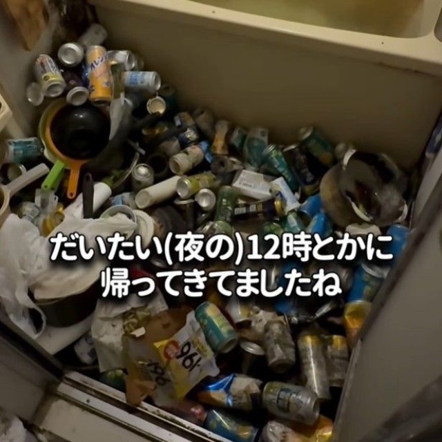 浴室は空き缶だらけ…（「株式会社スッキリン」さん提供、Instagramよりキャプチャ撮影）