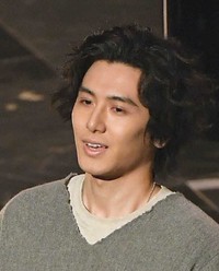 藤井風さん。「旅路」が卒業式ソングにぴったりだと話題に