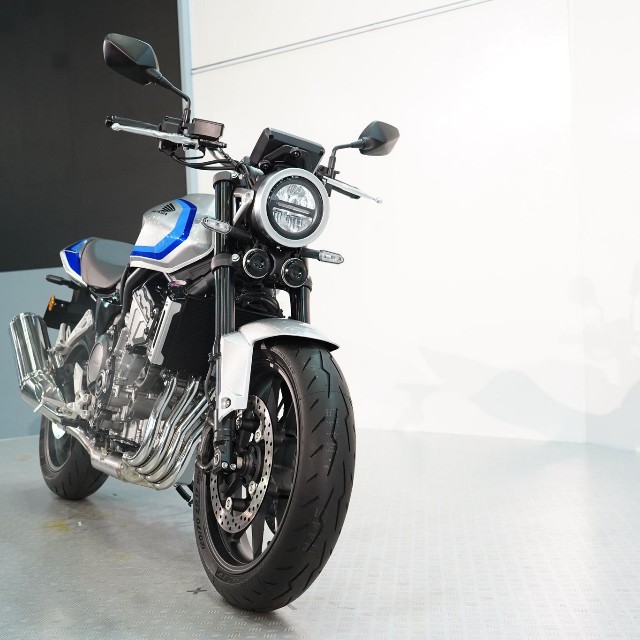 「東京モーターサイクルショー2026」で特別展示された新型CB400SF