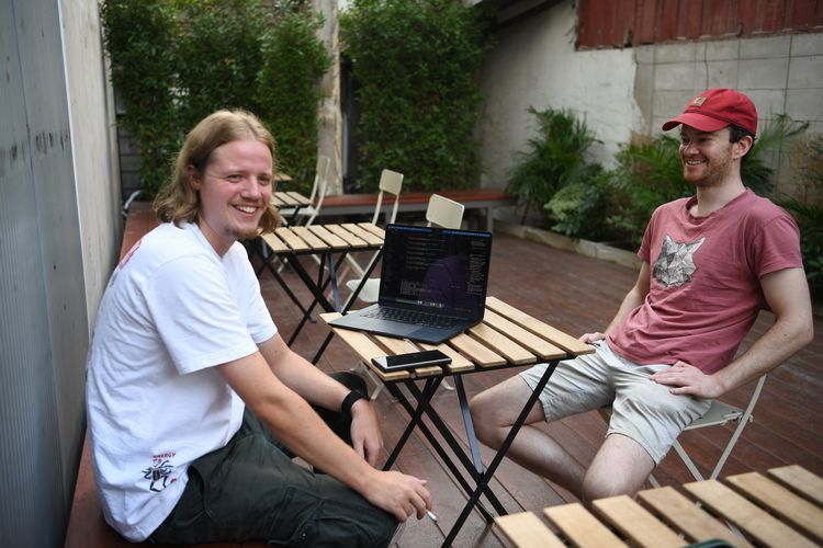 友人と起業構想を話し合っていたイギリス出身の起業家ジョージ・デイビス（左）