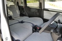 車中泊の際の寝方は、「運転席・助手席で背もたれを倒して寝る」が最多　※画像はイメージです（photoAC）