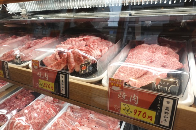 焼き肉用国産ブランド牛上カルビは１００グラム税込み８７０円、上赤身は同・９７０円