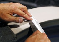 包丁を研ぐ増谷浩司さんの手＝林敏行撮影