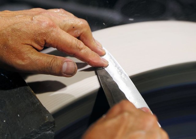 包丁を研ぐ増谷浩司さんの手＝林敏行撮影