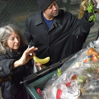 食品ロスにあらがうニューヨーカー　深夜のゴミ箱から食品を「救出」驚きの大収穫とは