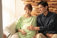 産婦人科で受付をする夫婦　※写真はイメージ（Monet/stock.adobe.com）