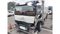追突した大型トラック