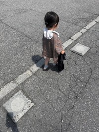お気に入りのエアリズムを手に持って歩く娘さん／包日 / ツツミビ｜富山出張フォトグラファー｜家族写真さん（@tsutsumibi_photo）提供