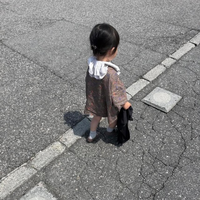 お気に入りのエアリズムを手に持って歩く娘さん／包日 / ツツミビ｜富山出張フォトグラファー｜家族写真さん（@tsutsumibi_photo）提供