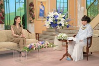 黒柳徹子さん（右）とトークを展開する望海風斗さん
