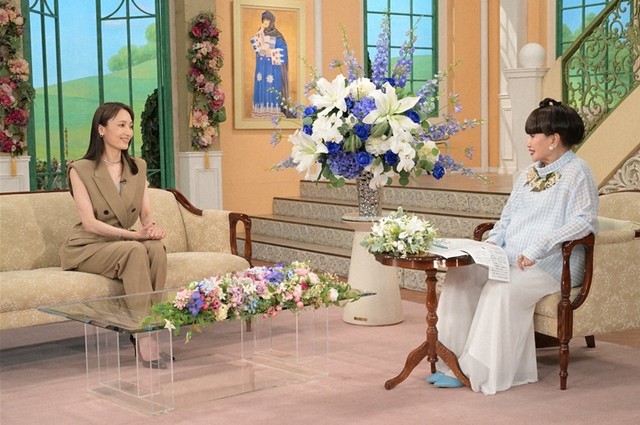 黒柳徹子さん（右）とトークを展開する望海風斗さん