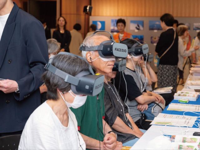 「認知症ケア支援VR」の体験会の様子
