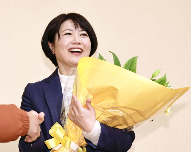 前橋市長選で再選を決め、花束を手にする小川晶氏＝前橋市（写真提供・共同通信社）
