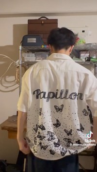 沢山の蝶と「Papillon」という言葉を刺繍した完成品／Saika Shomaさん（@shomasaikashishu）提供