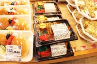 総菜売場に並ぶ「うなぎもどき重」