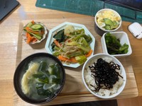 次男さんからの自炊写真。野菜中心で健康的（toco_tanさんThreadsより）