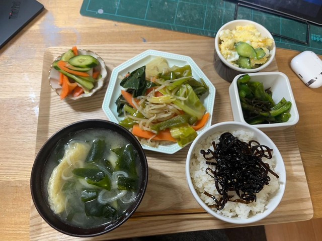 次男さんからの自炊写真。野菜中心で健康的（toco_tanさんThreadsより）