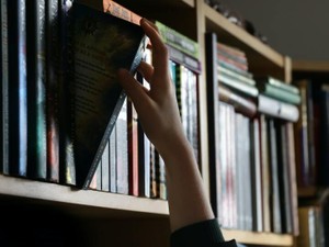 図書室で出会った彼との恋は、甘酸っぱくて切なくて、少し埃っぽい