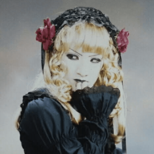 ビジュアル系バンドで活動していた頃。耽美で妖艶な25年前の姿　
