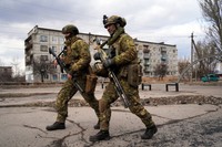 ウクライナ東部ノボルガンスクの街で警戒にあたるウクライナ軍の兵士